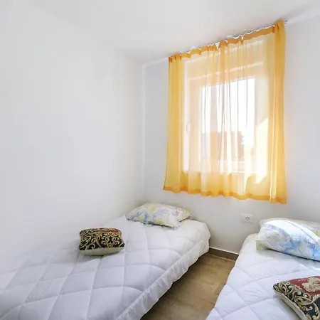 2 Bedroom Gorgeous In Apartamento Pula