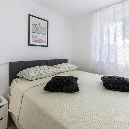 2 Bedroom Gorgeous In Apartamento Pula