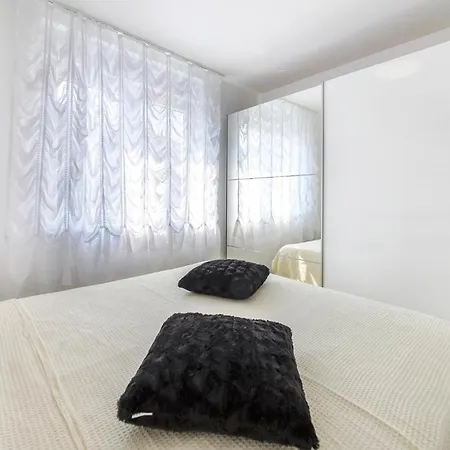 2 Bedroom Gorgeous In Apartamento